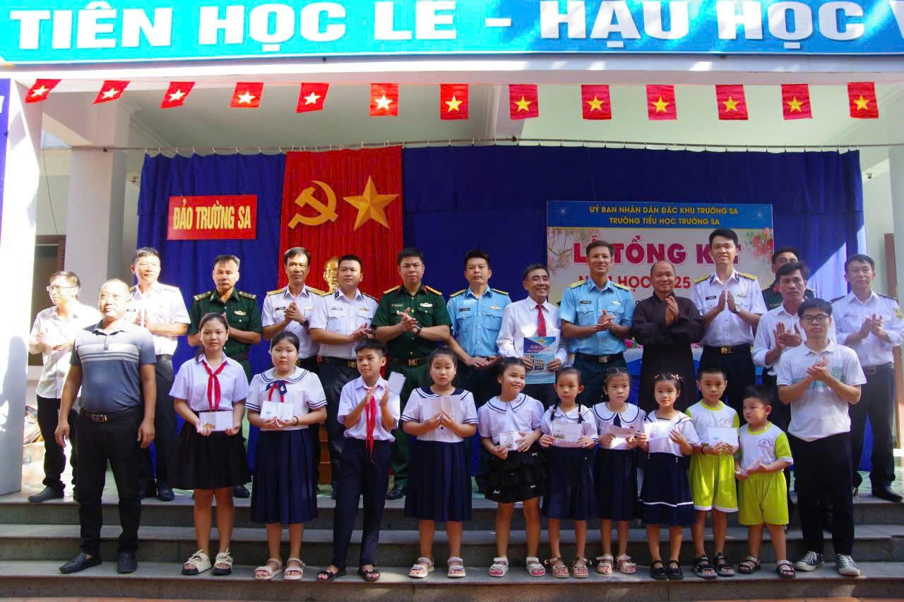 Lễ tổng kết đặc biệt của thầy và trò nơi đầu sóng Trường Sa