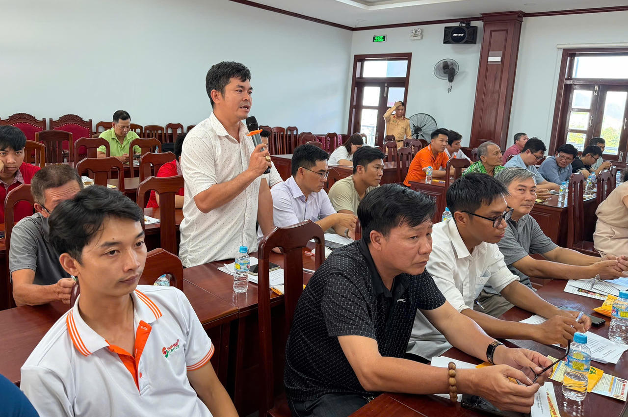 Chủ doanh nghiệp kinh doanh vận tải hành khách nêu ý kiến tại hội nghị.