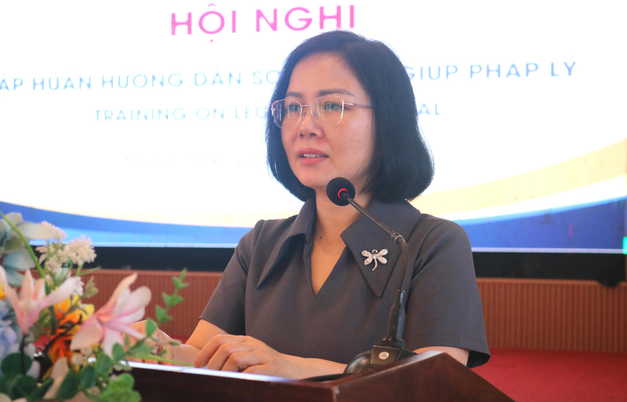 Bà Vũ Thị Hường - Phó Cục trưởng Cục PBGDPL &TGPL, Bộ Tư pháp phát biểu&nbsp;