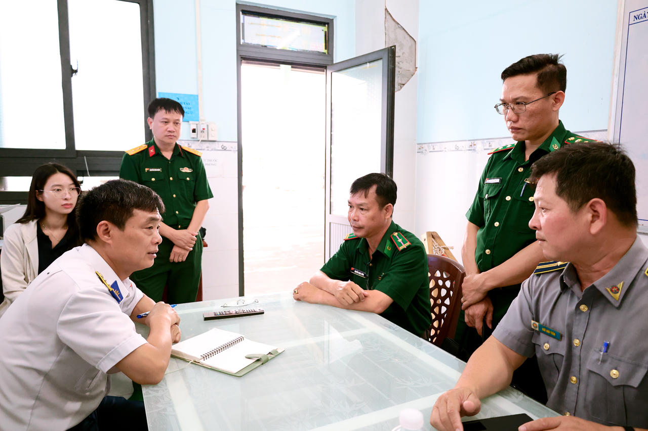 Kiểm tra công tác trao đổi thông tin giữa các lực lượng chức năng tại Cảng cá Tắc Cậu.
