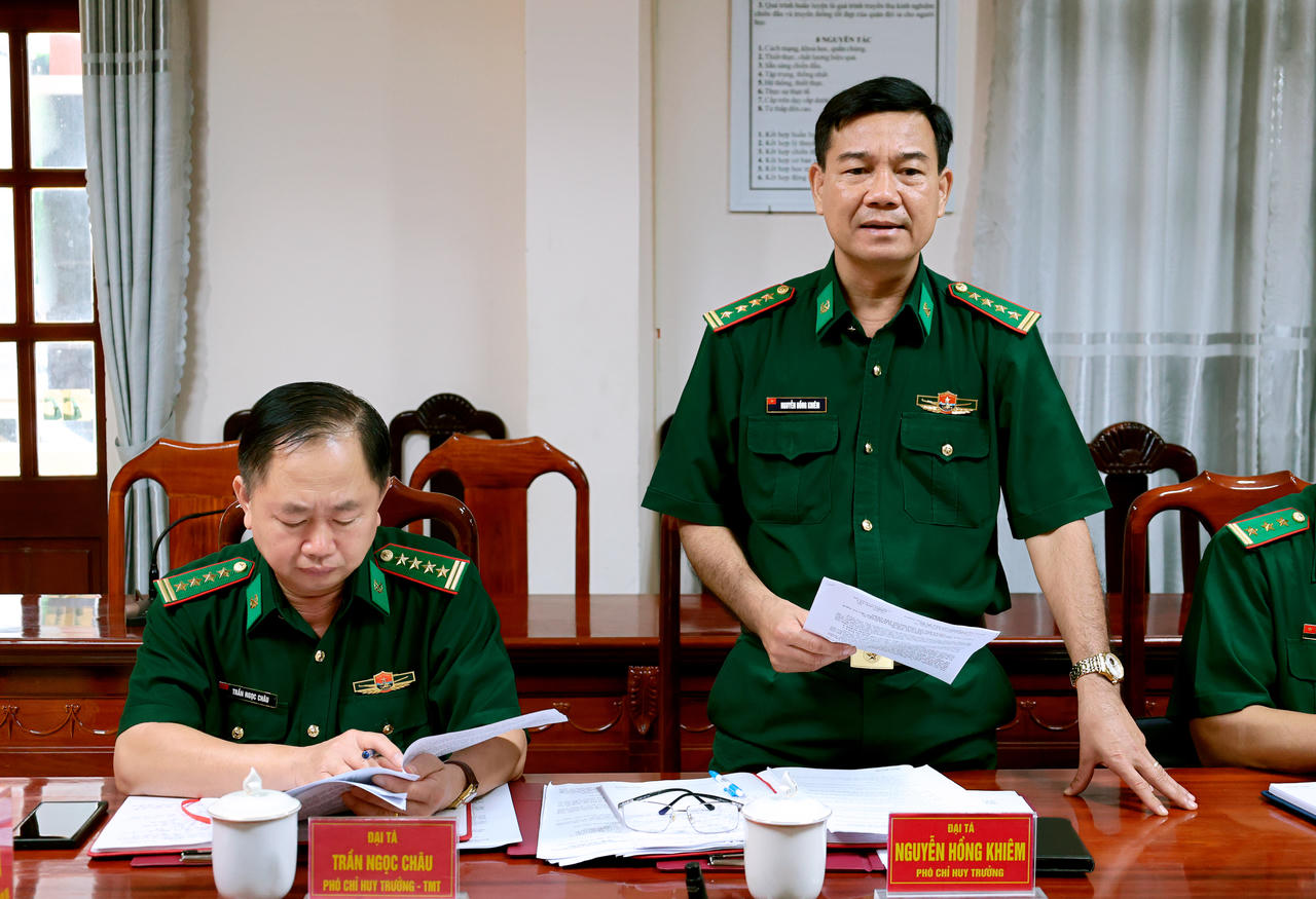 Đại tá Nguyễn Hồng Khiêm, Phó Chỉ huy trưởng Ban Chỉ huy Bộ đội Biên phòng tỉnh An Giang báo cáo tình hình với đoàn kiểm tra. 
