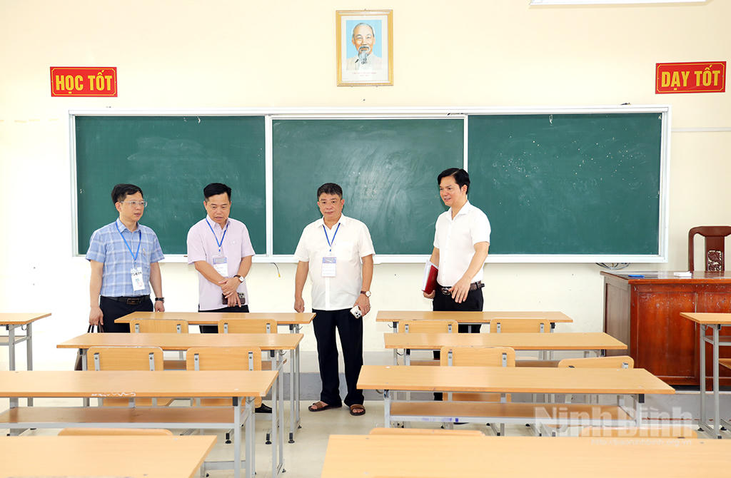 Đoàn kiểm tra công tác chuẩn bị cho kỳ thi tuyển sinh lớp 10 tại Hội đồng coi thi Trường THPT Tống Văn Trân.