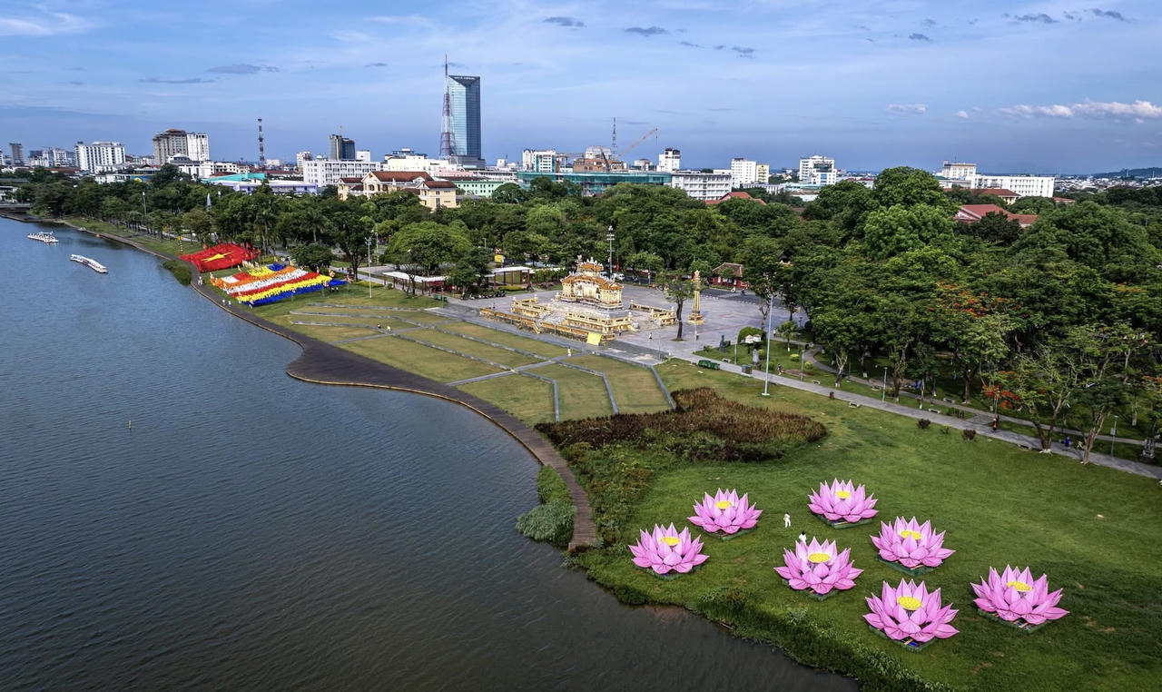 Hoa sen được tập kết tại bờ sông Hương.