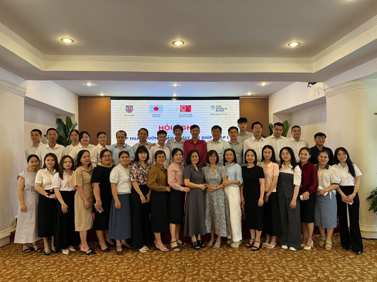 Các đại biểu dự hội nghị chụp ảnh kỷ niệm&nbsp;