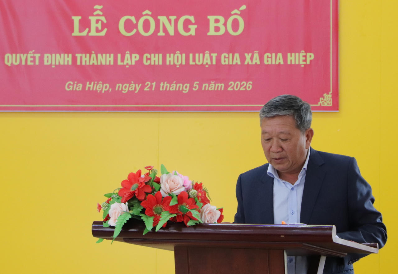 Ông Trần Hữu Thọ - Phó Chủ tịch Hội Luật gia Lâm Đồng công bố các quyết định thành lập Chi hội.