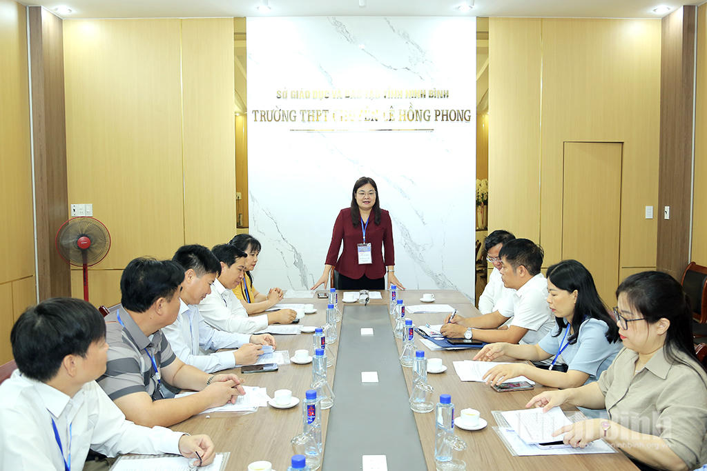 Bà Hà Lan Anh - Tỉnh ủy viên, Phó Chủ tịch UBND tỉnh, Trưởng Ban Chỉ đạo tuyển sinh lớp 10 THPT năm học 2026-2027 tỉnh phát biểu tại buổi kiểm tra tại Trường THPT chuyên Lê Hồng Phong.