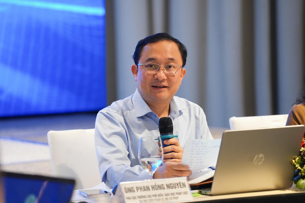 Ông Phan Hồng Nguyên trao đổi tại tọa đàm.