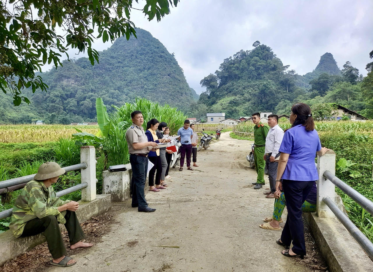 Ông&nbsp;Đàm Văn Trần - Phó Trưởng phòng Thi hành án dân sự khu vực 3 (tỉnh Cao Bằng) và cơ quan chức năng đang trong quá trình thực hiện nhiệm vụ. (Ảnh: NVCC)