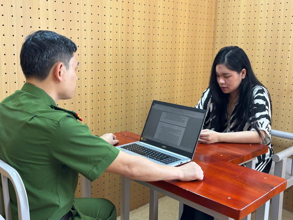 Cơ quan điều tra làm việc với đối tượng cầm đầu Lê Việt Trinh. (Ảnh: CAHT)