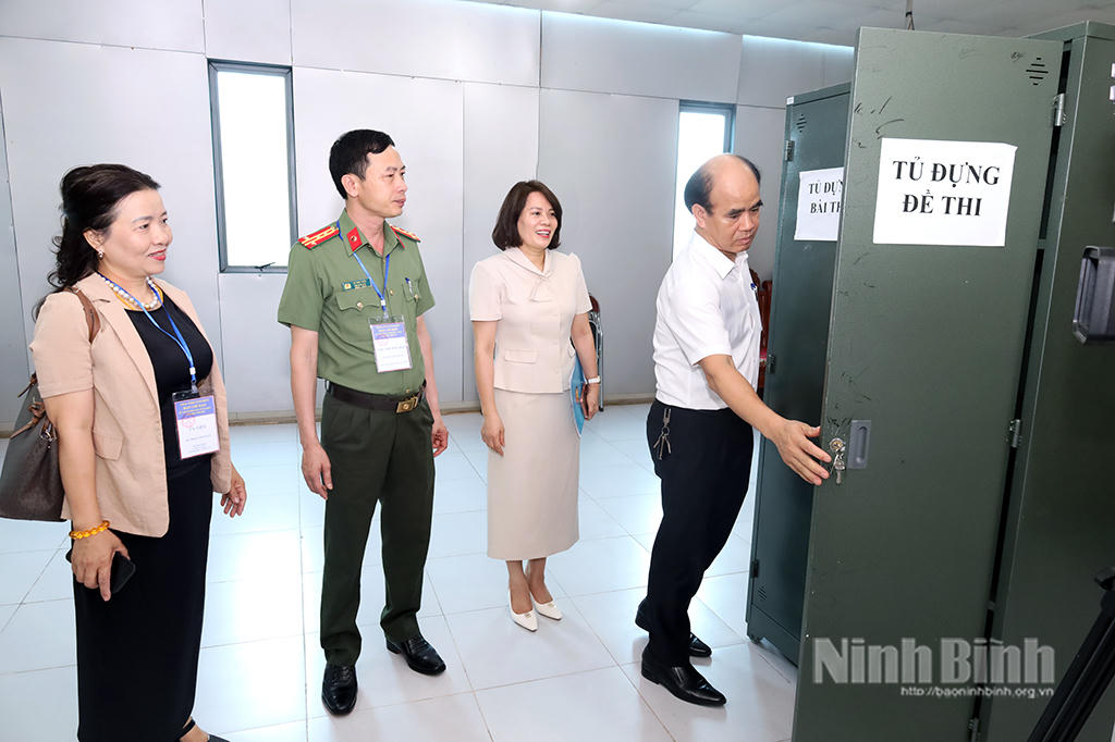Đoàn kiểm tra tủ đựng đề thi tại Trường THPT chuyên Biên Hòa (phường Phủ Lý).