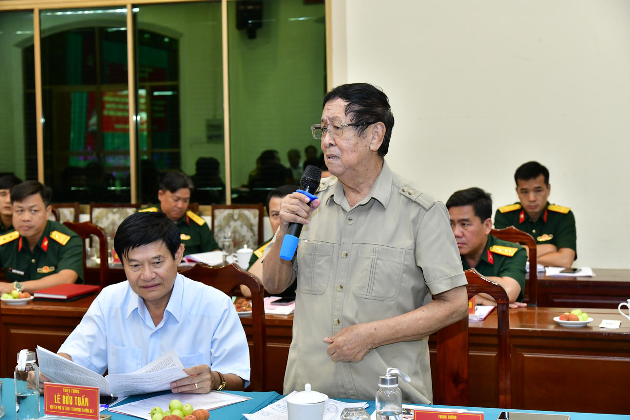 Trung tướng Lưu Phước Lượng, Anh hùng LLVT Nhân dân, nguyên Phó Tư lệnh - Chính trị Quân khu 9, nguyên Phó Ban chỉ đạo Tây Nam Bộ đóng góp ý kiến tại hội thảo. (Ảnh: Hữu Tân)