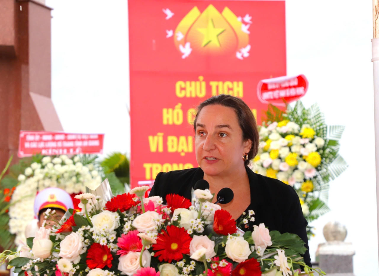 Bà Marialice Ariens - Quan chức cấp cao phụ trách hỗ trợ nước ngoài, Đại sứ quán Hoa Kỳ phát biểu tại buổi Lễ