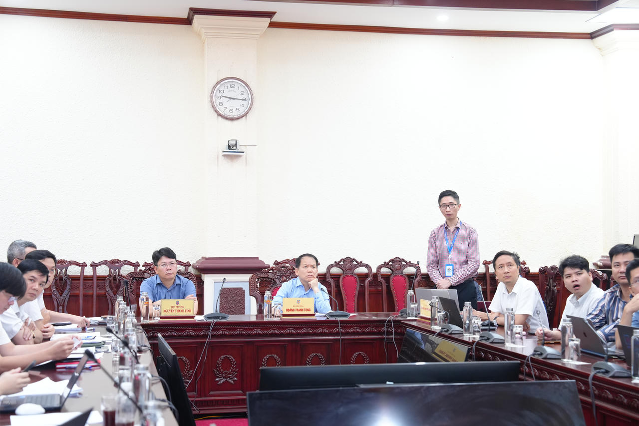 Bộ trưởng Hoàng Thanh Tùng, Thứ trưởng Nguyễn Thanh Tịnh và các đại biểu nghe giới thiệu&nbsp;giải pháp ứng dụng trí tuệ nhân tạo.