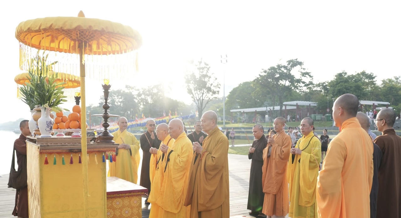 Chư tôn đức cử hành lễ cầu nguyện trước khi hạ thủy 7 hoa sen trên sông Hương.