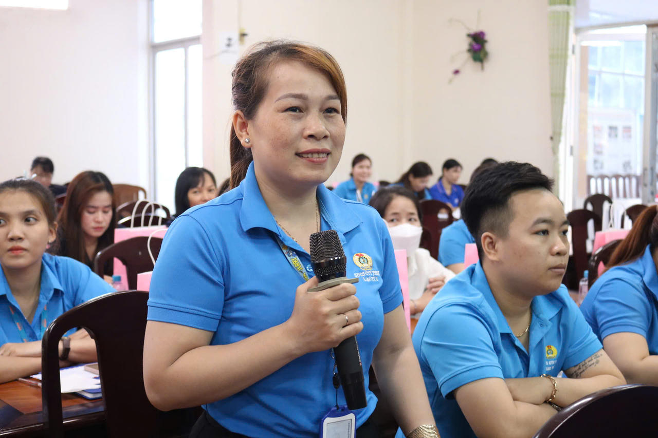 Đại biểu đặt câu hỏi thắc mắc để các chuyên gia giải đáp&nbsp;