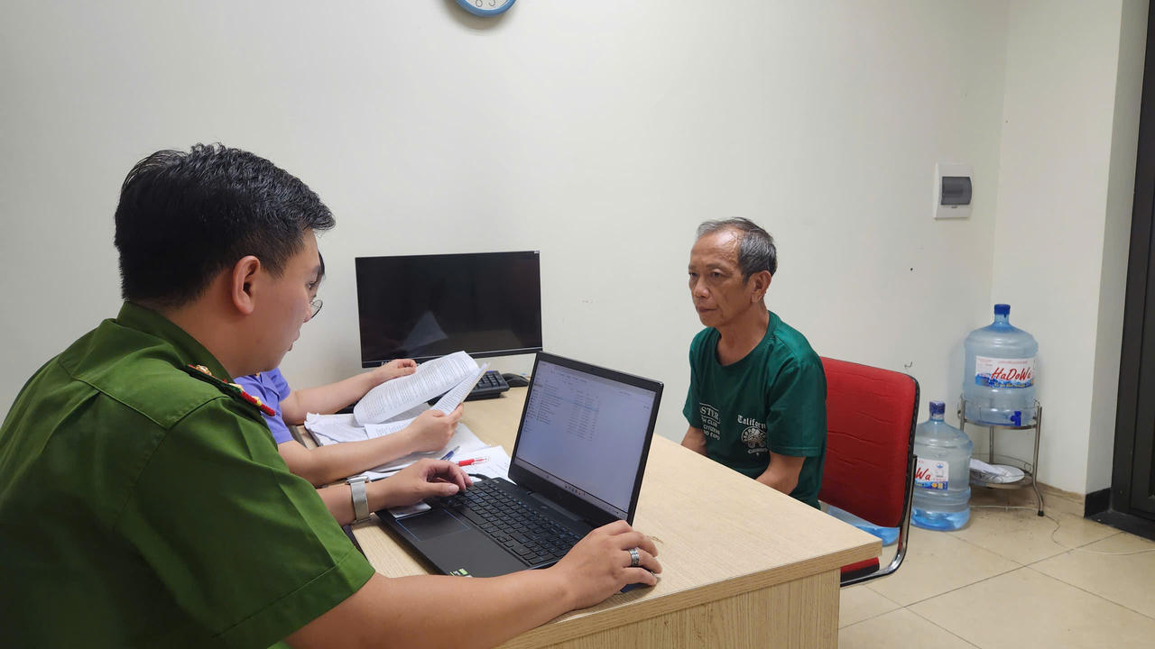 'Thần y rởm chữa bách bệnh' bằng nước ion kiềm ở Hà Nội, chiếm đoạt gần 100 tỷ đồng


