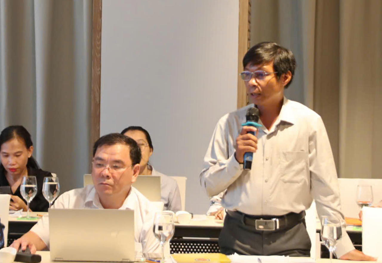 Đại diện Sở Tư pháp tỉnh Khánh Hòa phát biểu góp ý.
