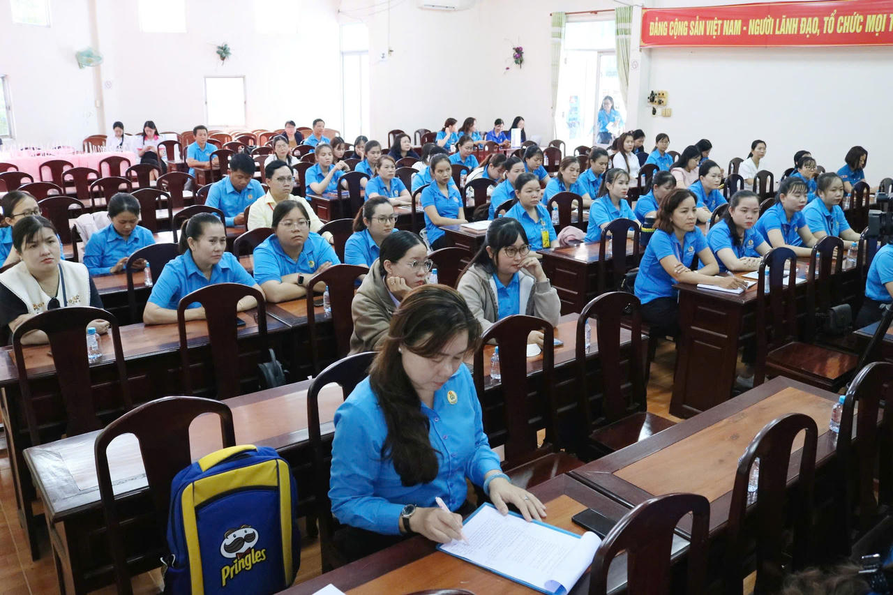 Đông đảo nữ đoàn viên tham dự hội thảo