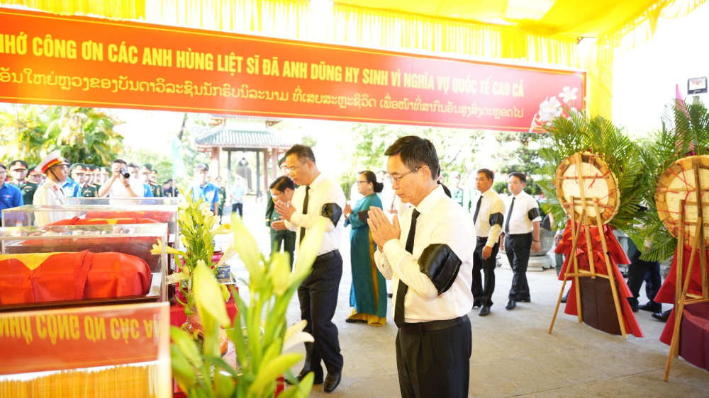 Lãnh đạo thành phố Huế kính cẩn nghiêng mình trước các anh hùng liệt sĩ.