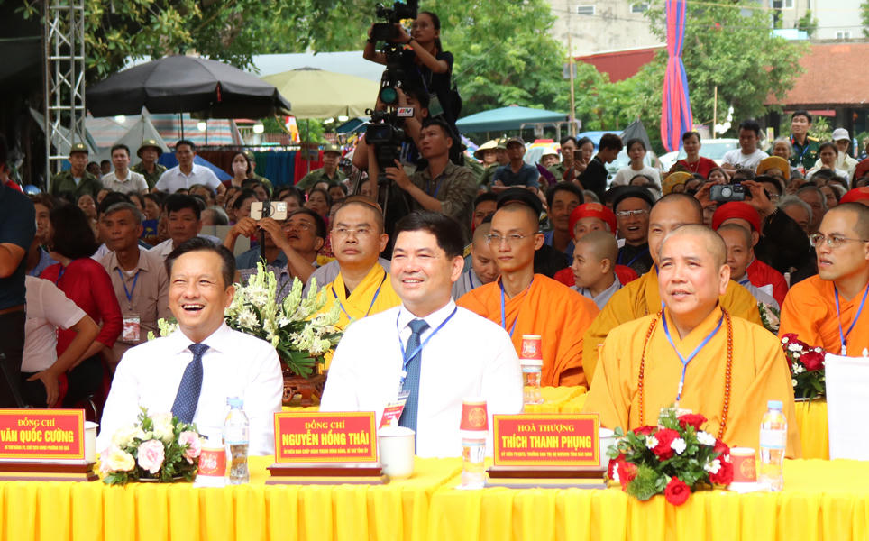 Các đại biểu tham dự lễ khai hội chùa Dâu. 