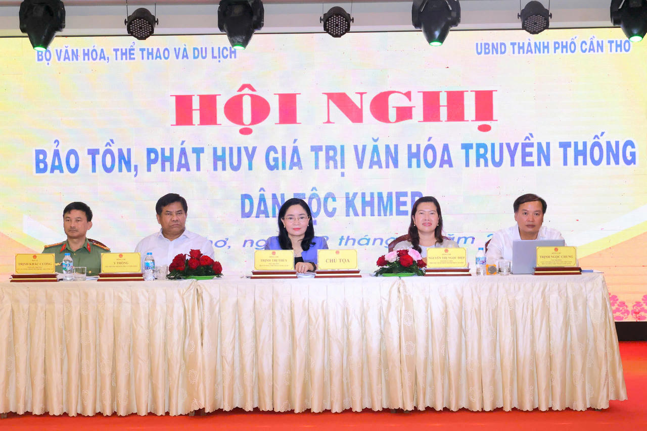 C&aacute;c đồng ch&iacute; chủ tr&igrave; hội nghị