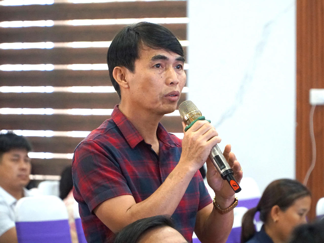 Các đại biểu trao đổi những khó khăn, vướng mắc trong quá trình triển khai nhiệm vụ rà soát tại đơn vị. Ảnh: Tuyết Lan
