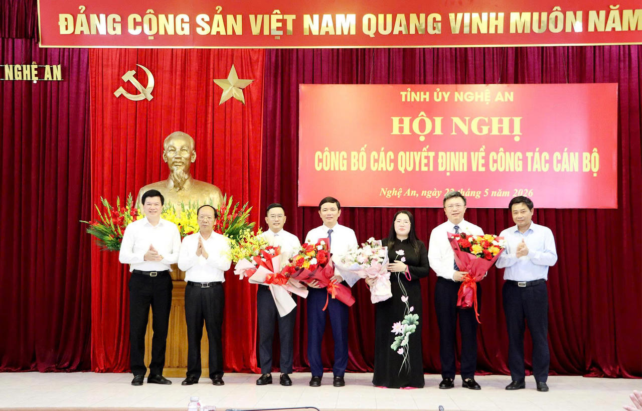 Ban Thường vụ Tỉnh uỷ tặng hoa chúc mừng các Bí thư Đảng ủy xã mới được điều động bổ nhiệm