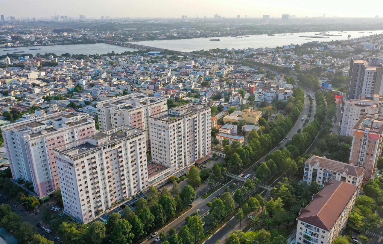 Trung tâm đô thị Biên Hòa rực sáng về đêm, phản chiếu diện mạo hiện đại của thành phố trực thuộc Trung ương.