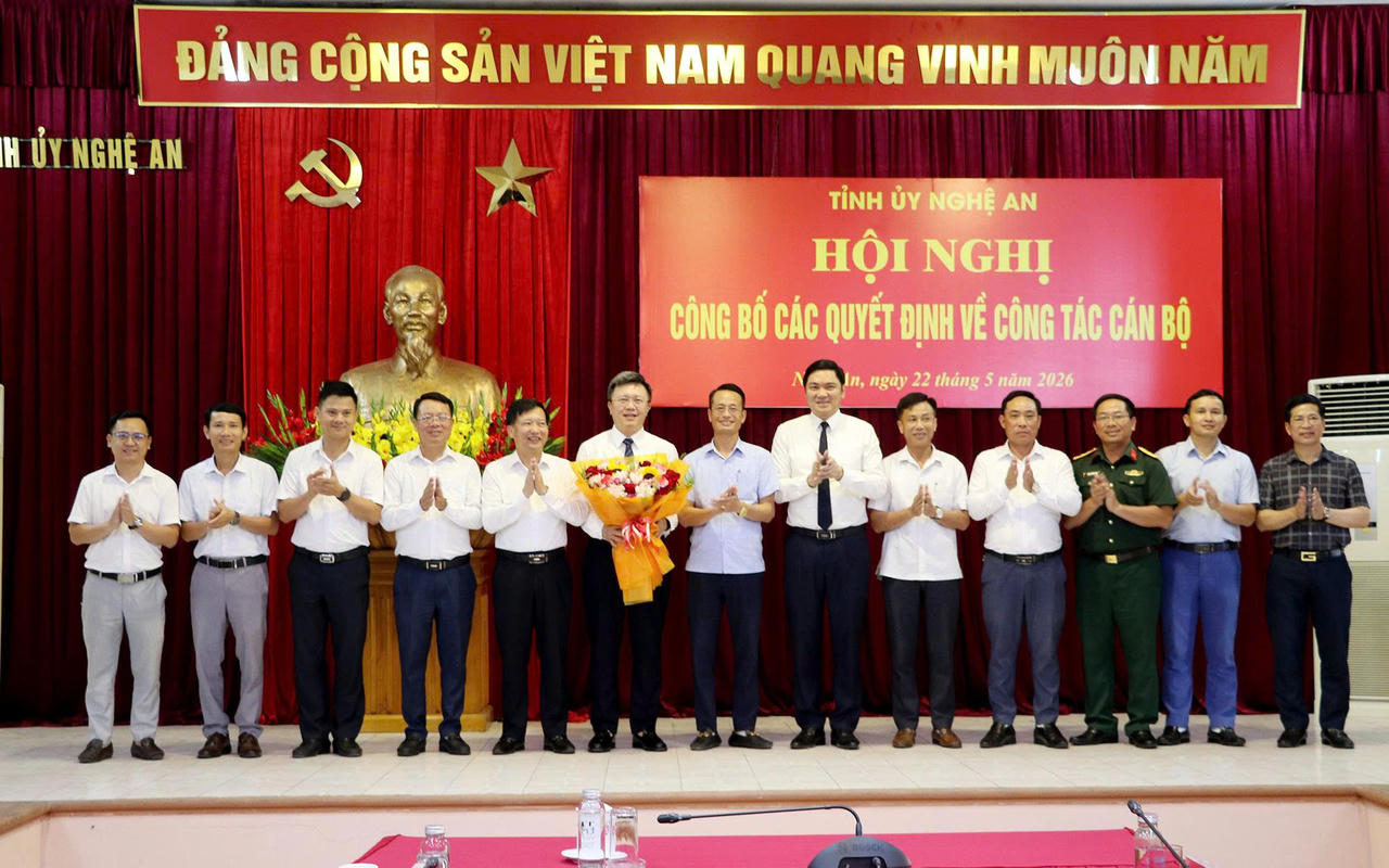 Ban Thường vụ Đảng ủy xã Đông Lộc chúc mừng tân Bí thư Đảng uỷ Võ Minh Thế