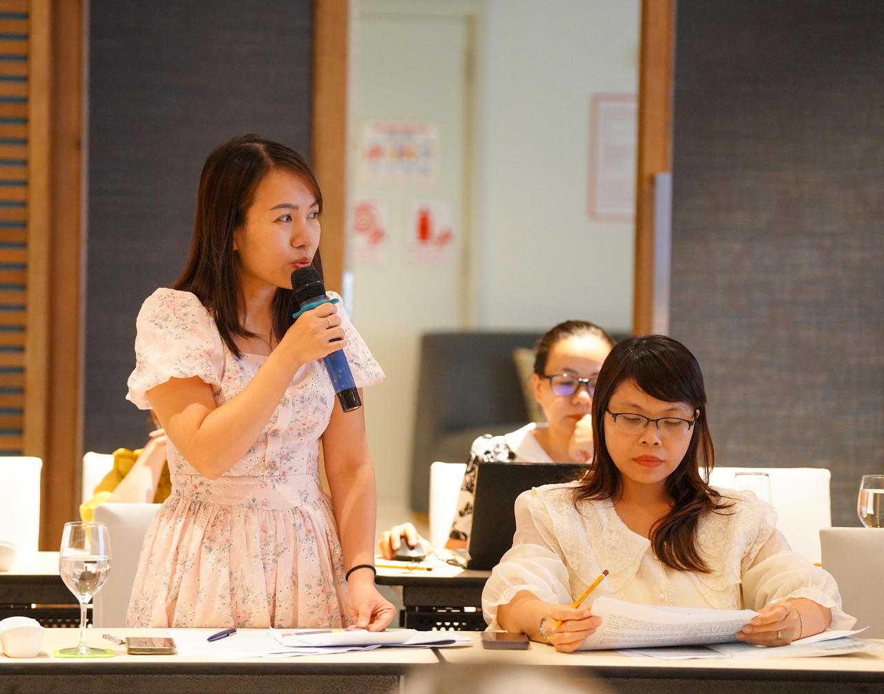 Đại diện Sở Tư pháp TP Huế phát biểu góp ý.