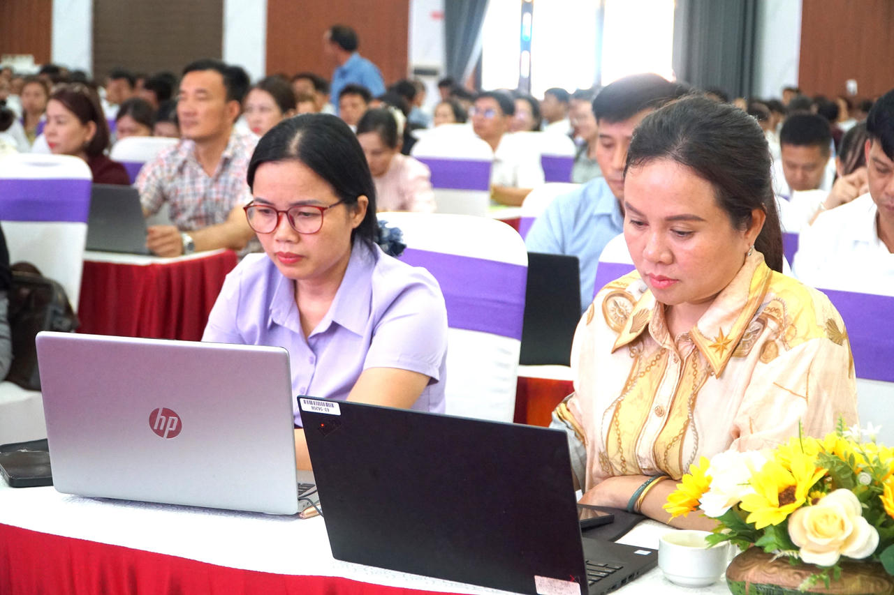 Cán bộ trực tiếp làm công tác rà soát văn bản QPPL của các sở, ngành, địa phương tham gia tập huấn. Ảnh: Tuyết Lan