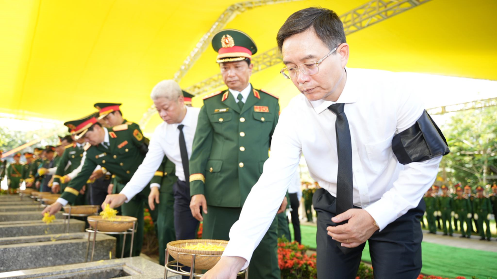 Nghi thức rải hoa và đất tiễn đưa các anh hùng liệt sĩ về nơi an nghỉ cuối cùng.