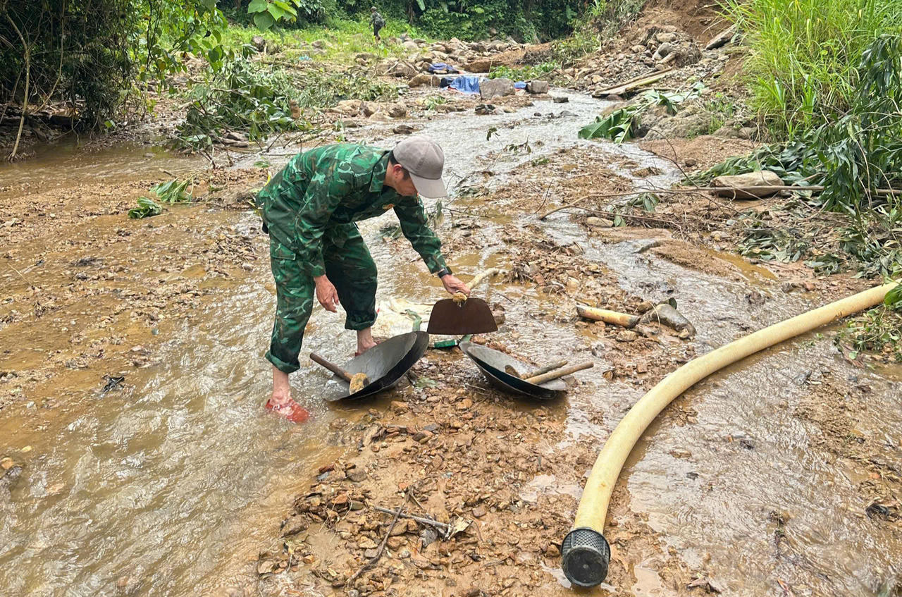 Thời gian qua, UBND xã A Lưới phối hợp với các lực lượng liên quan tổ chức nhiều đợt truy quét "vàng tặc"&nbsp;