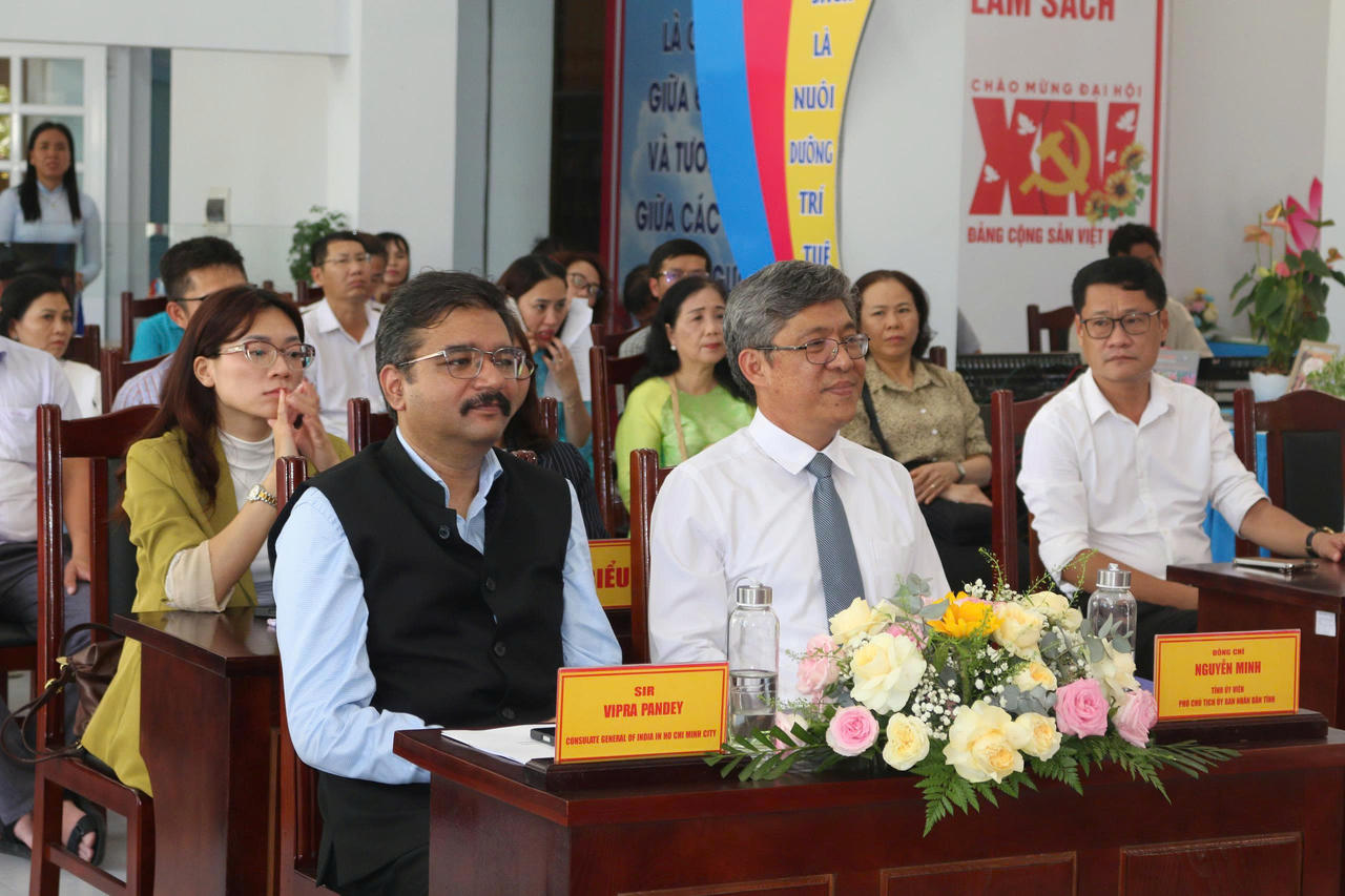 Các đại biểu tham dự lễ khánh thành.