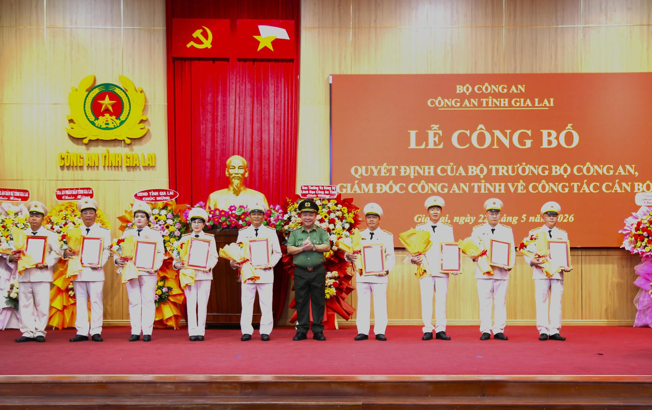 Thiếu tướng Lê Quang Nhân trao Quyết định điều động công tác đối với 9 Trưởng phòng thuộc Công an tỉnh Gia Lai. (Ảnh: Công an Gia Lai)