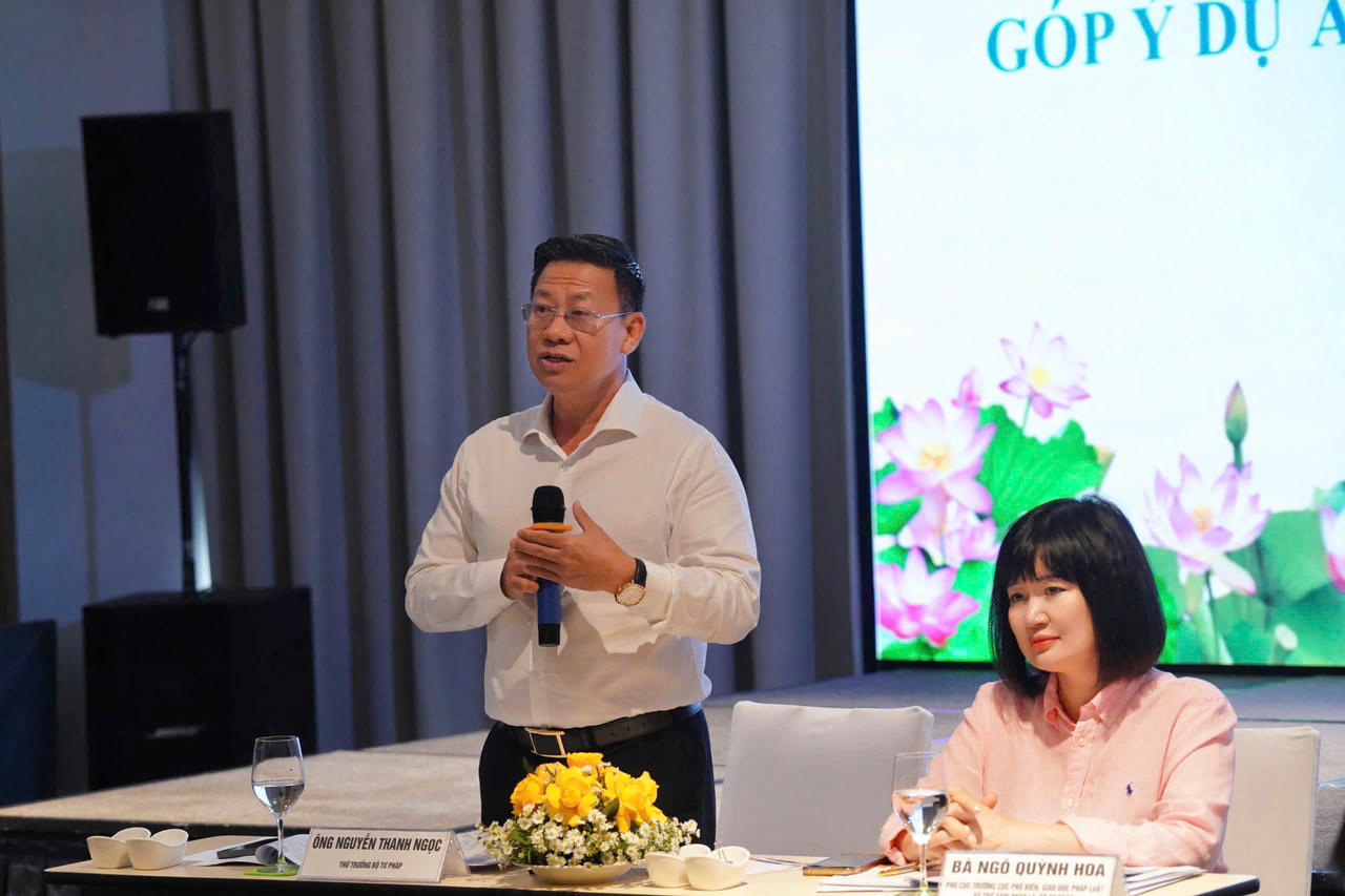 Ông Nguyễn Thanh Ngọc - Thứ trưởng Bộ Tư pháp, Tổ trưởng Tổ soạn thảo dự án Luật Hòa giải ở cơ sở (sửa đổi) chủ trì hội thảo.