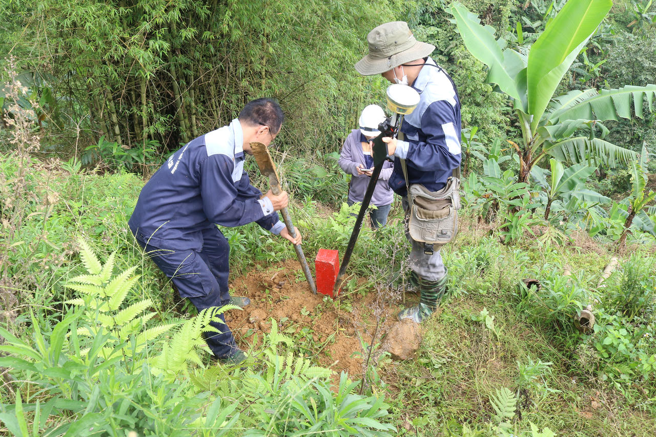 Tiến hành cắm mốc