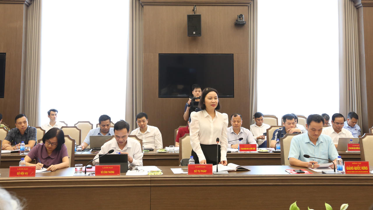 Bà Nguyễn Thị Thúy - Phó Giám đốc Sở Tư pháp tỉnh Lào Cai báo cáo tóm tắt tại buổi làm việc. Ảnh: Đức Tuyển.