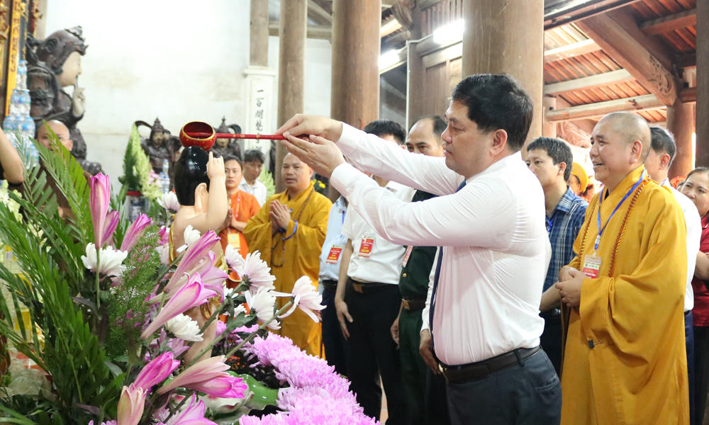 Bí thư Tỉnh ủy Nguyễn Hồng Thái cùng các đại biểu thực hiện nghi thức tắm Phật nhân Đại lễ Phật đản.