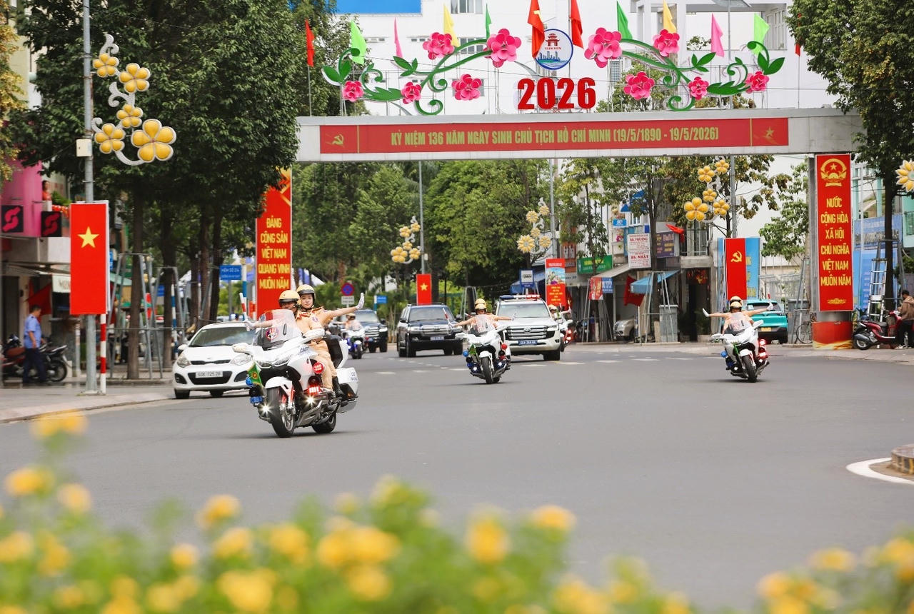 Đông đảo người dân dự lễ, cùng chứng kiến thời khắc lịch sử của vùng đất Trấn Biên gần 330 năm.