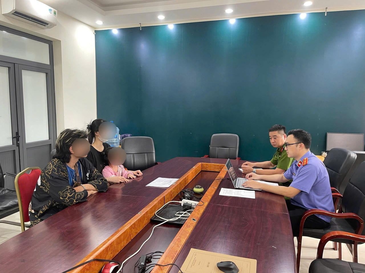Làm rõ vụ cháu bé nghi bị bạo hành tại quán bia ở Hà Nội