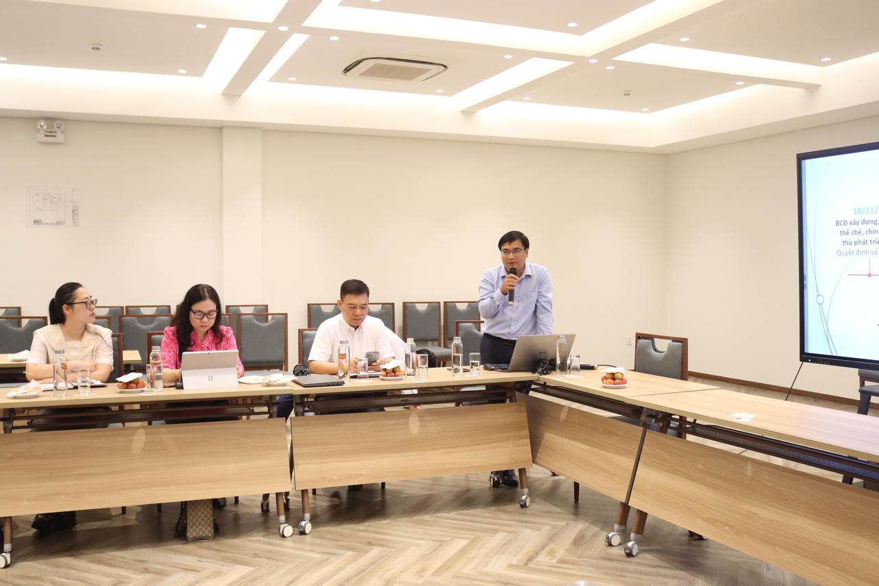 Ông Lê Tuấn Phong, Phó Vụ trưởng, Vụ Công tác xây dựng VBQPPL, Bộ Tư pháp giới thiệu những điểm mới và nội dung cơ bản của Luật Thủ đô tại Hội nghị.