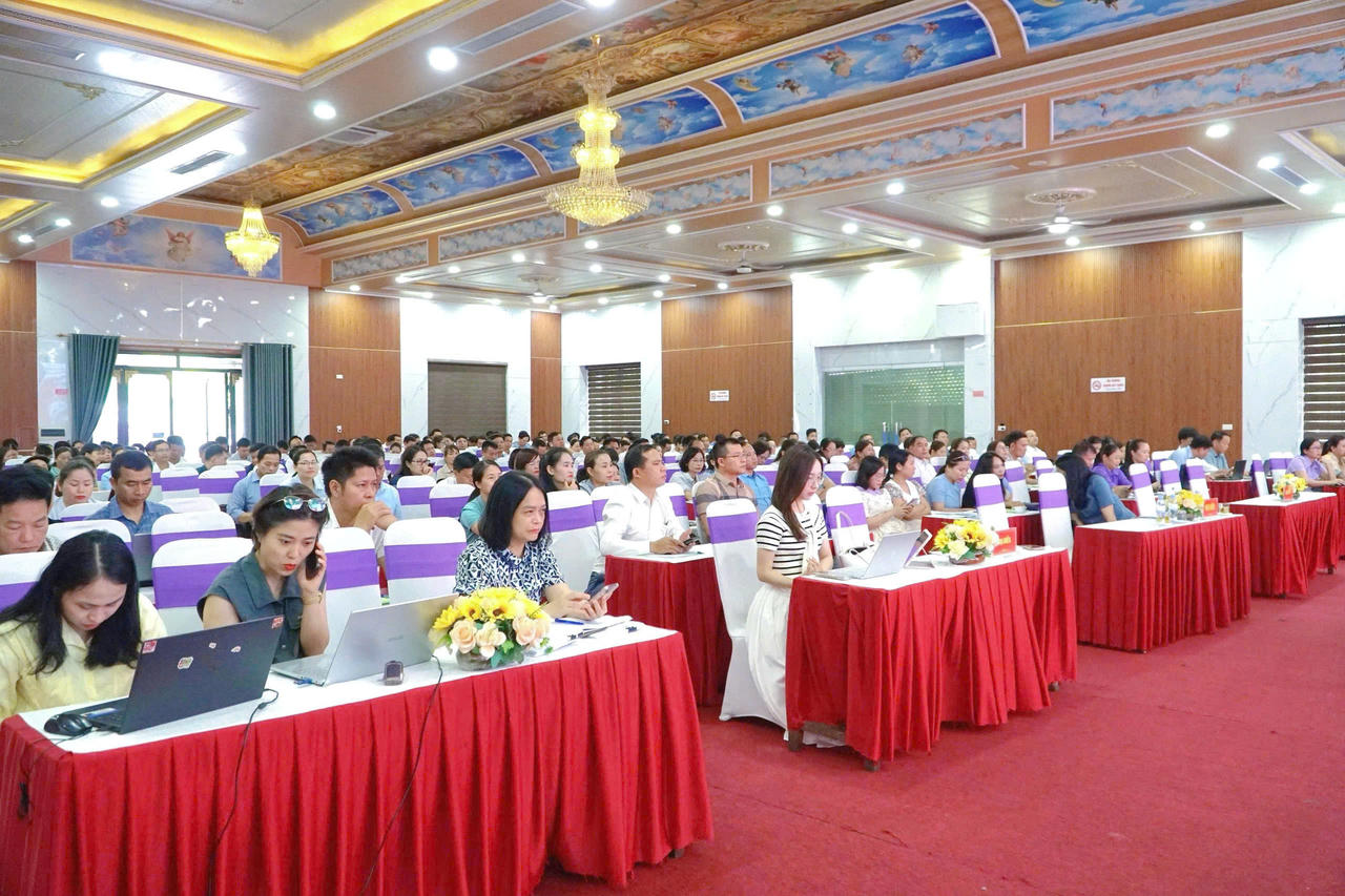 Tham dự Hội nghị có đại diện các Sở, ban, ngành, địa phương và cán bộ phụ trách công tác tổng rà soát trên toàn tỉnh. Ảnh: Tuyết Lan