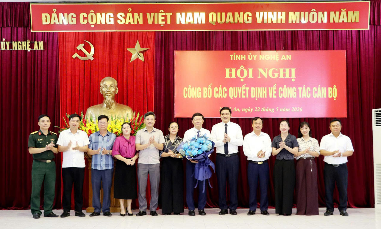 Ban Thường vụ Đảng ủy xã Hợp Minh chúc mừng tân Bí thư Đảng ủy Hoàng Vĩnh Trường