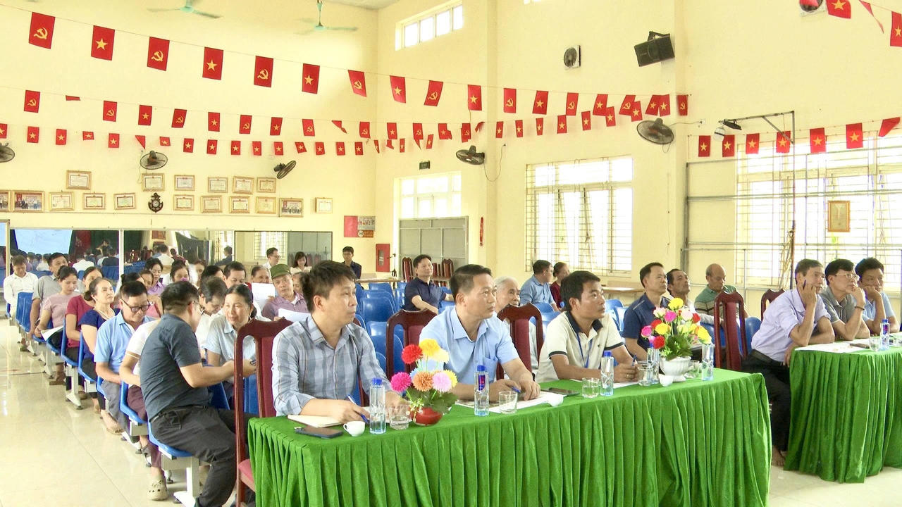 Đại biểu và Nhân dân xã Thư Lâm tham dự hội nghị lấy ý kiến về đồ án điều chỉnh cục bộ quy hoạch.