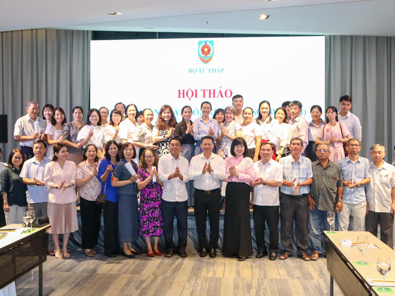 Các đại biểu tham dự hội thảo chụp hình lưu niệm.