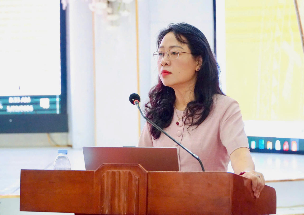 Bà Nguyễn Thị Thu Hòe - Phó Cục trưởng Cục Kiểm tra văn bản và Tổ chức thi hành pháp luật, Bộ Tư pháp trao đổi tại Hội nghị. Ảnh: Tuyết Lan&nbsp;