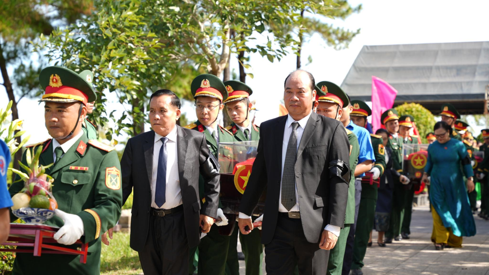 Phó Chủ tịch UBND thành phố Nguyễn Văn Mạnh đưa tiễn các anh hùng liệt sĩ về với lòng đất mẹ.