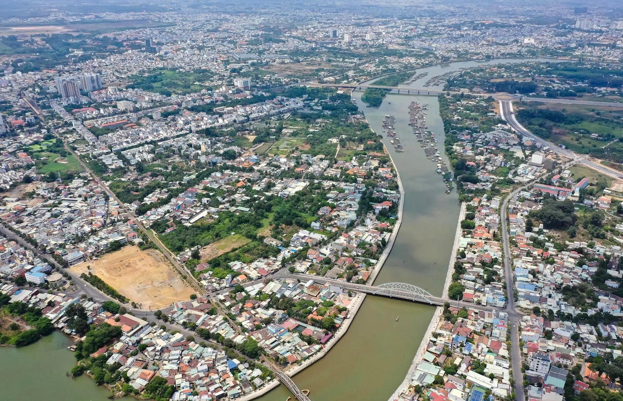 Sông Đồng Nai uốn lượn qua đô thị Biên Hòa, tạo trục cảnh quan chiến lược cho không gian phát triển mới của thành phố.