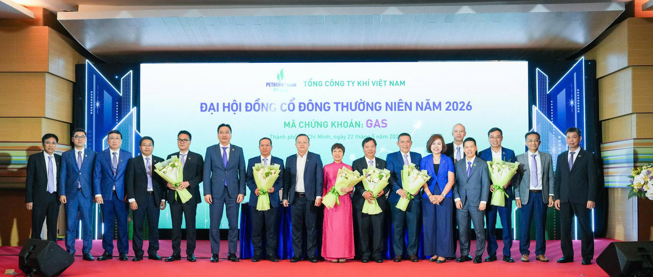 Đại diện cổ đông lớn Petrovietnam và lãnh đạo PV GAS tri ân các nhân sự miễn nhiệm và chúc mừng các nhân sự mới được bầu vào HĐQT và Ban Kiểm soát PV GAS nhiệm kỳ mới.
